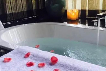 成都青白江水疗池中的失重冥想：当身体学会漂浮